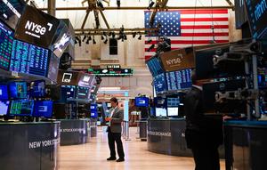 Pedagang bekerja di New York Stock Exchange, New York, 10 Agustus 2022. (AP Photo/Seth Wenig, file)