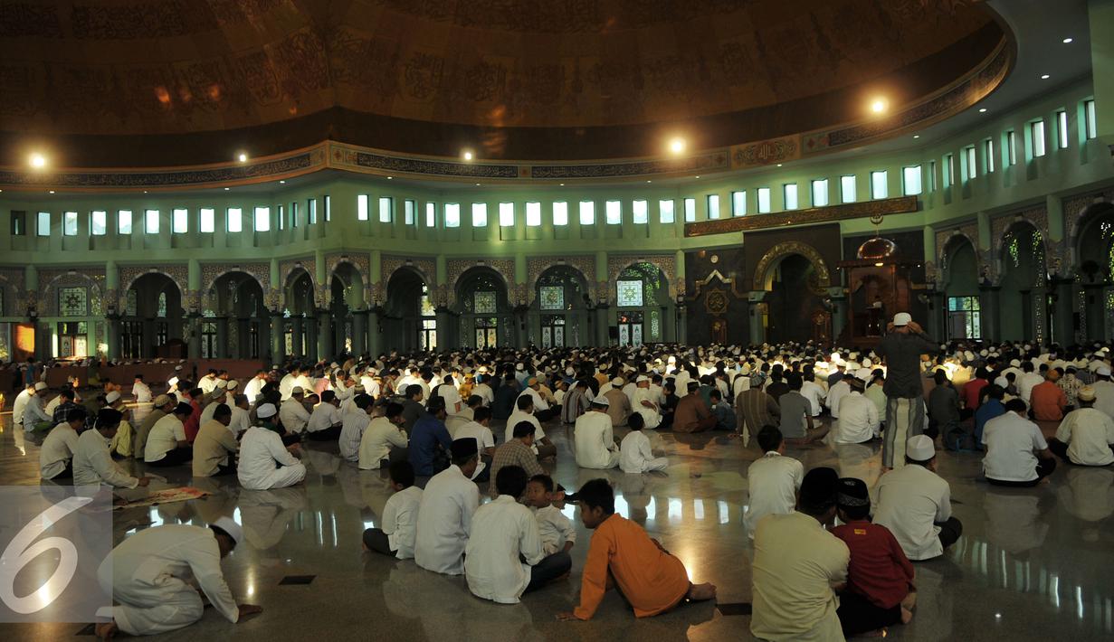 Suasana di dalam Masjid Al-azhom saat menjalankan salat  gerhana matahari di Kota Tangerang, Rabu (9/3/2016). Salat gerhana tersebut diadakan sebagai ungkapan syukur atas kuasa Allah SWT. (Liputan6.com/Faisal R Syam)