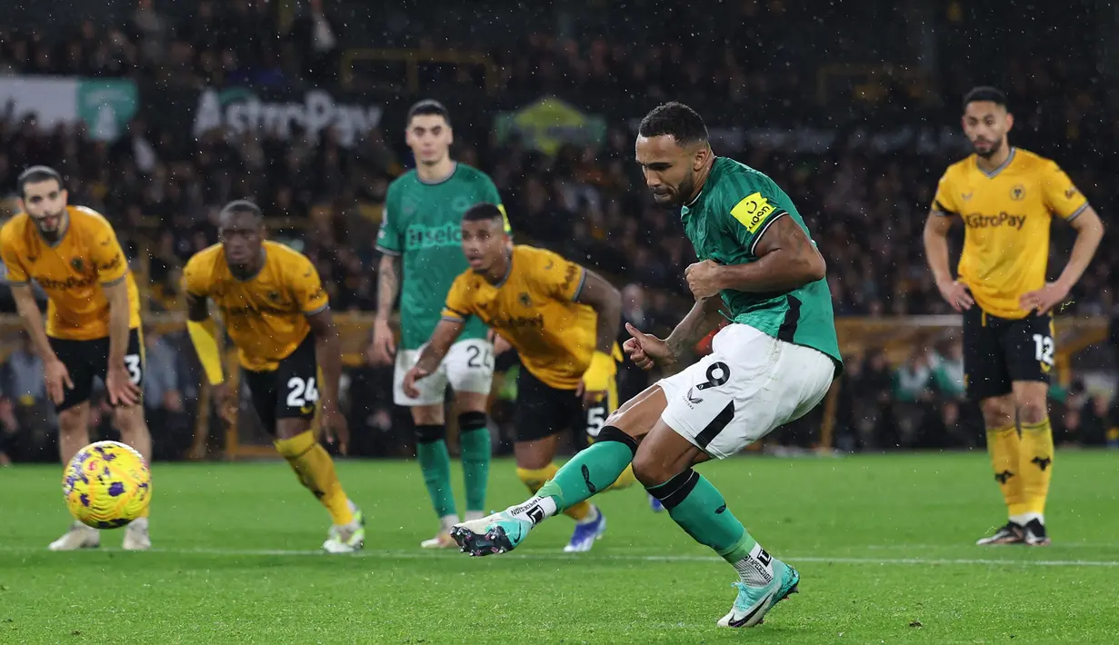 allum Wilson, striker Newcastle United berusia 31 tahun ini tercatat telah mencetak total 7 gol dan 1 assist dari 14 laga di Premier League 2023/2024. Dua gol di antaranya dilesakkan via eksekusi penalti, yaitu saat menang 1-0 atas Brentford pada pekan ke-5 (16/9/2023) dan saat bermain imbang 2-2 dengan Wolverhampton Wanderers pada pekan ke-10 (28/10/2023). (AFP/Adrian Dennis)