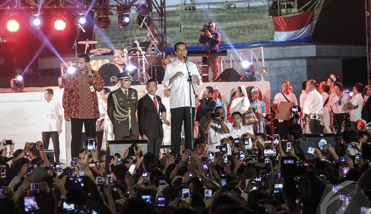 Saat Jokowi pidato di depan ratusan ribu warga yang berdiri di bawah Tugu Monas, ia salah menyebut Metro Mini menjadi Bus Mini. Tapi Jokowi segera memperbaiki kesalahan ucapannya saat itu juga, Jakarta Pusat, Senin (20/10/2014) (Liputan6.com/Faizal Fanani
