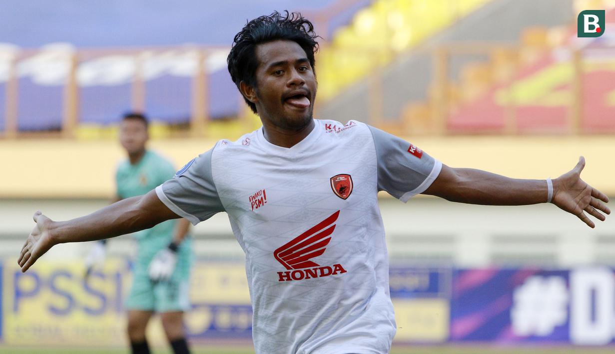 Pemain PSM Makassar, Ilham Udin Armaiyn melakukan selebrasi usai mencetak gol ketiga timnya ke gawang Persik Kediri dalam laga pekan ke-4 BRI Liga 1 2021/2022 di Stadion Wibawa Mukti, Cikarang, Kamis (23/9/2021). PSM menang 3-2. (Bola.com/M Iqbal Ichsan)