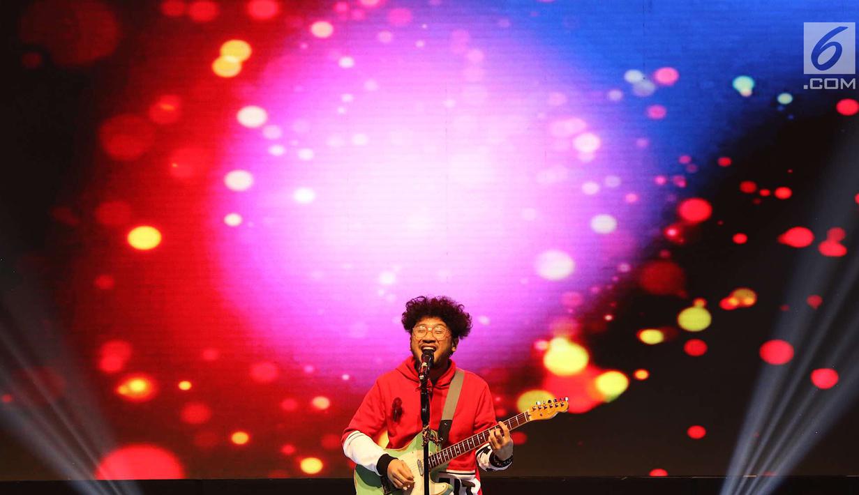 Penampilan Kunto Aji saat bernyanyi dalam acara XYZ Day 2018 di Jakarta, Rabu (25/4). PT Liputan Enam Dot Com dan PT KapanLagi Dot Com Networks, bersatu menjadi KapanLagi Youniverse (KLY). (Liputan6.com/Immanuel Antonius)