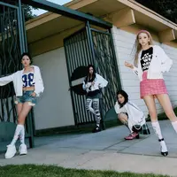 Dalam foto-foto berikut, para gadis ini memancarkan penampilan rapi namun tetap sporty.  Jaket model tracksuit tersebut dari brand Celine seharga Rp16 jutaan.  (@aespa_official)