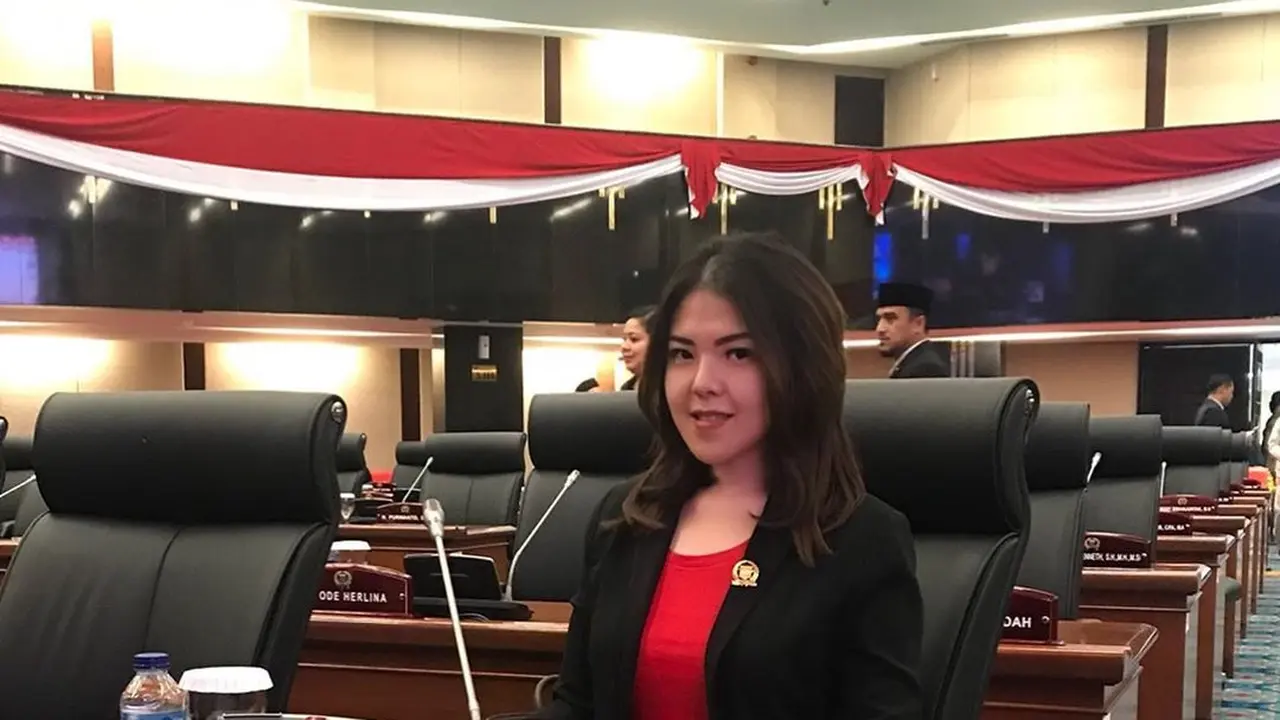 7 Potret Rumah Tina Toon, Megah Bak Istana