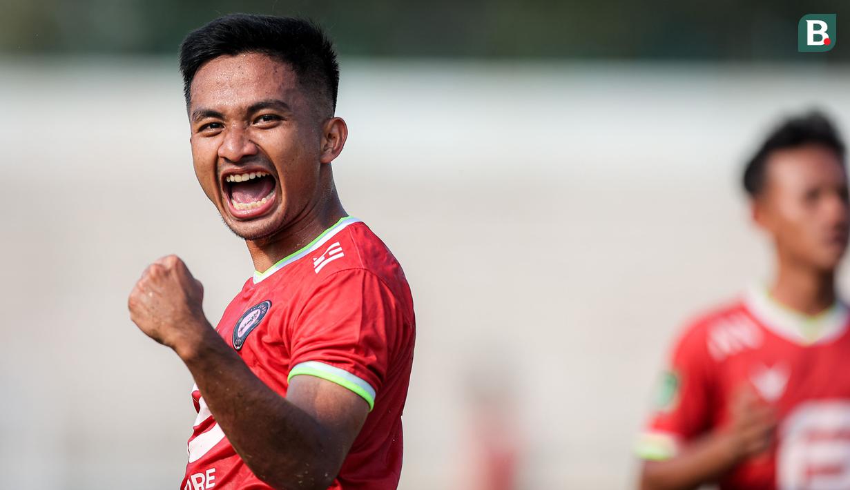 <p>Pemain FC Bekasi City, Muhammad Hambali melakukan selebrasi setelah mencetak gol kedua tim pada laga lanjutan Grup B Pegadaian Liga 2 2023/2024 antara FC Bekasi City melawan PSIM Yogyakarta di Stadion Singaperbangsa, Kabupaten Karawang, Jawa Barat, Senin (06/11/2023). (Bola.com/Bagaskara Lazuardi)</p>