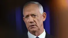 Menteri kabinet perang Israel Benny Gantz mengumumkan pengunduran dirinya dalam pidato yang disiarkan televisi di kota Ramat Gan, Israel, dekat Tel Aviv, Minggu (9/6/2024). (JACK GUEZ / AFP)