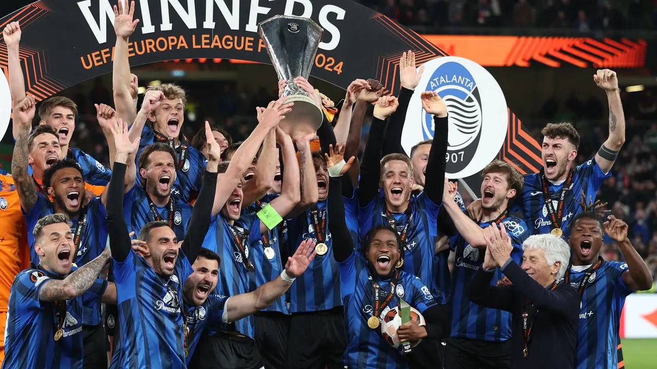 Tawa Riang Atalanta Angkat Trofi Liga Europa