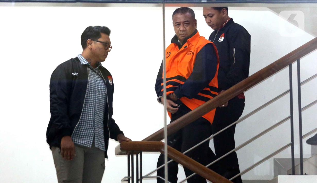 Usai menjalani pemeriksaan intensif, Bupati Tulungagung, Gatut Sunu Wibowo beserta ajudannya, Dwi Yoga Ambal, langsung dibawa petugas KPK menuju mobil tahanan. Tampak dalam foto, Bupati Tulungagung, Gatut Sunu Wibowo (tengah) dibawa petugas menuju mobil tahahan usai menjalani pemeriksaan intensif di Gedung Merah Putih Komisi Pemberantasan Korupsi (KPK), Jakarta, Minggu (12/4/2026) dini hari WIB. (Liputan6.com/Helmi Fitrhiansyah)