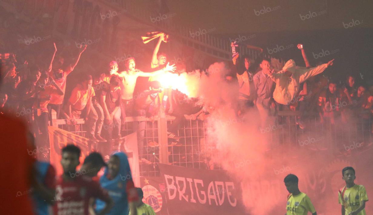 The Jakmania bernyanyi dan berjoget untuk mendukung timnya  selama pertandingan Trofeo Persija  di Stadion Utama Gelora Bung Karno, Jakarta, Sabtu (9/4/2016). (Bola.com/Nicklas Hanoatubun)
