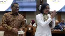 Menteri Keuangan Sri Mulyani (kanan) menyapa peserta saat mengikuti rapat kerja dengan Komisi XI DPR RI di Gedung Nusantara I, Jakarta, Senin (4/11/2019). Rapat membahas mengenai evaluasi kinerja 2019 dan rencana kerja 2020. (Liputan6.com/JohanTallo)