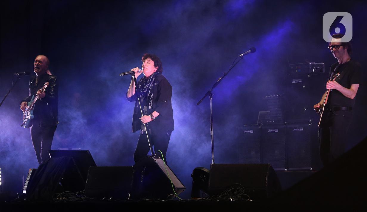 Mr. Big naik panggung utama sekitar pukul 22.00 WIB. Penampilan ini melepas dahaga fan yang telah lama menanti sang idola kembali singgah ke Jakarta. (Liputan6.com/Johan Tallo)