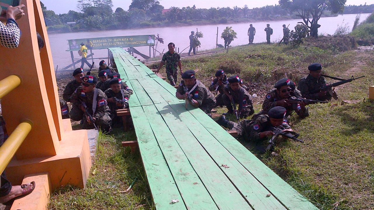 Foto teatrikal saat tentara Belanda menyerang Kota Rengat 