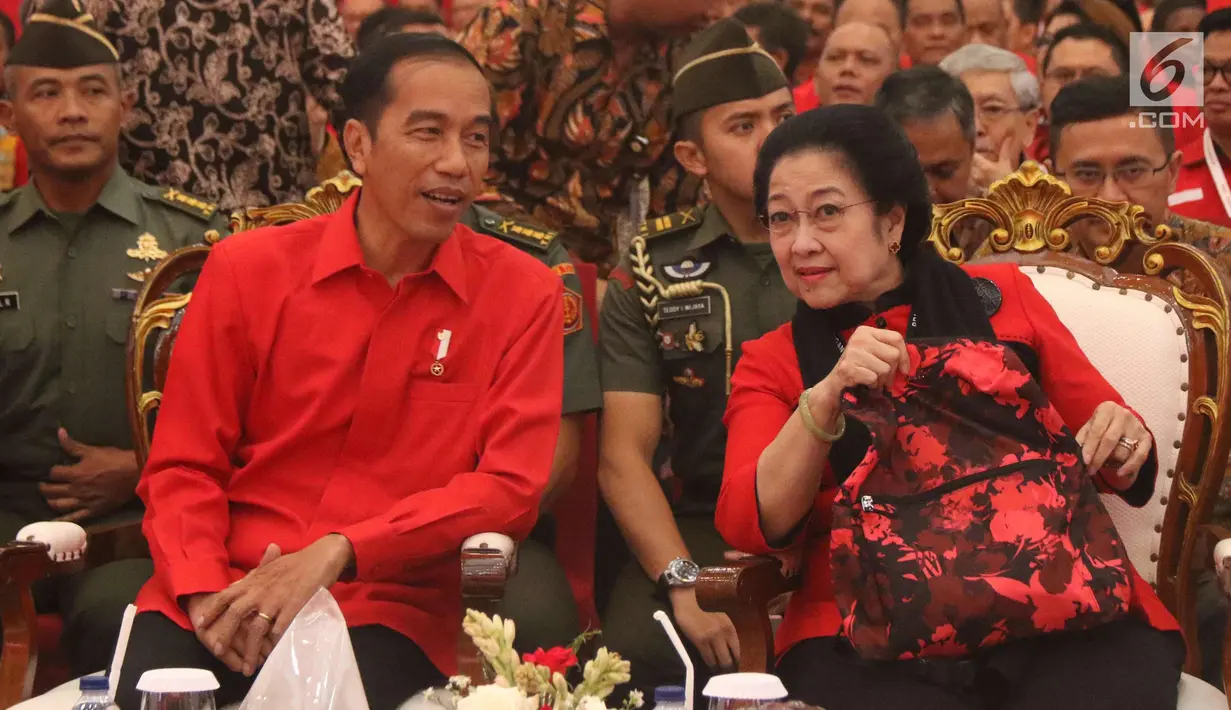 Presiden Jokowi berbincang dengan Ketum PDIP Megawati Soekarnoputri saat menghadiri Rakornas Tiga Pilar PDI Perjuangan di ICE BSD, Tangerang Selatan, Sabtu (16/12). (Liputan6.com/Angga Yuniar)