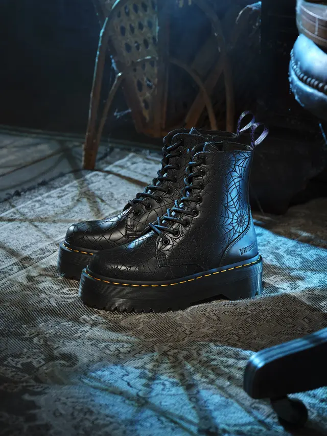 Wednesday Addams Berkolaborasi dengan Dr. Martens,  Koleksi Unik untuk Penggemar yang Berani Berbeda (Foto dok : Dr. Martens/advo-indonesia.com)