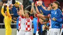 Para pemain Kroasia menyapa suporter usai mengalahkan Slowakia pada laga Kualifikasi Piala Eropa 2020 di Trnava, Jumat (6/9). Slowakia kalah 0-4 dari Kroasia. (AFP/Joe Klamar)