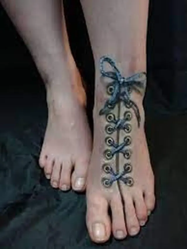 6 Tato Bentuk Sepatu di Kaki Ini Nyeleneh, Enggak Habis Pikir