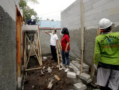 Pekerja merenovasi rumah dalam program Desa Maju Prudential di Desa Mauk, Kabupaten Tangerang Kamis (28/10/2021). Program yang berkolaborasi dengan Habitat for Humanity Indonesia merenovasi 60 untuk lansia, keluarga prasejahtera dan penyandang disabilitas. (Liputan6.com/HO/Prudential)