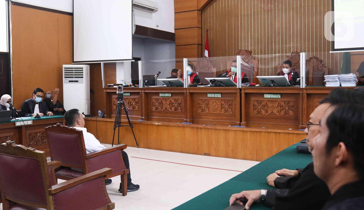 Terdakwa kasus dugaan pembunuhan berencana Brigadir Yosua, Kuat Ma'ruf mengikuti sidang lanjutan di PN Jakarta Selatan,Selasa (14/2/2023). Kuat Maruf dituntut 8 tahun penjara dalam kasus pembunuhan Brigadir Yosua. Jaksa menyebut hal memberatkan bagi Kuat Ma'ruf ialah berbelit-belit dalam persidangan. (Liputan6.com/Herman Zakharia)