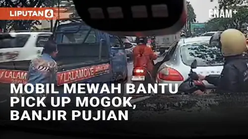 VIDEO: Viral Pengendara Mobil Mewah Bantu Dorong Pick Up Mogok, Banjir Pujian Warganet