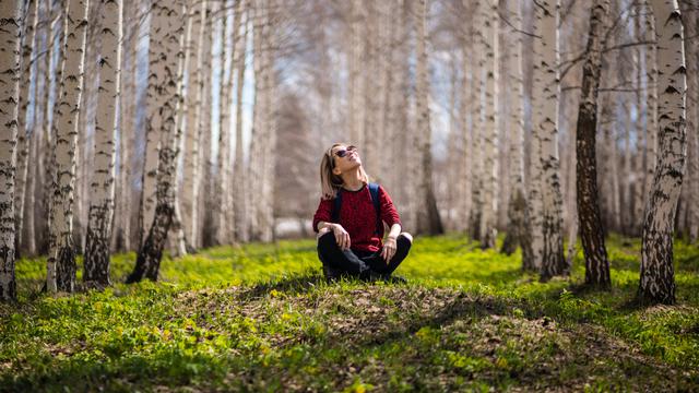 Ilustrasi interaksi manusia dengan lingkungan hidup