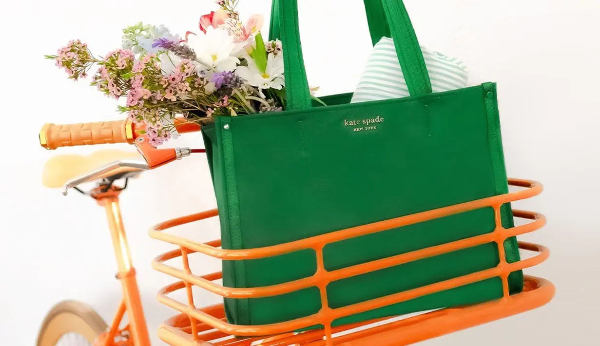 Rangkaian koleksi ini sudah tersedia di seluruh butik Kate Spade New York di Indonesia. Kamu bisa belanja secara online dengan mengakses situs resmi Kate Spade New York, memilih item yang diinginkan, dan barang akan diantarkan sampai kerumah. Foto: Document/Kate Spade New York.