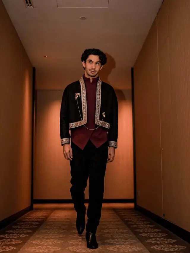 Pilihan Outfit Atasan Hitam Ala Reza Rahadian/via Instagram @officialpilarez