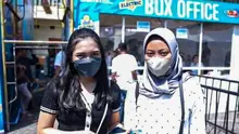 Sofi (kiri), penonton PLN Mobile Proliga asal Salatiga yang membeli tiket melalui PLN Mobile. Bersama temannya, Sofi memilih membeli tiket lewat PLN Mobile karena lebih aman dibandingkan saat di lokasi pertandingan.
