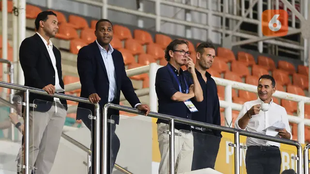 Foto: Patrick Kluivert dan Erick Thohir Kompak Nonton Dewa United Vs Persija, Pantau Pemain Timnas Indonesia