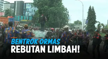 Bentrokan terjadi antara dua ormas di Karawang, Jawa Barat diduga karena berebut limbah ekonomis. Akibat bentrokan, beberapa anggota ormas mengalami luka-luka dan satu orang tewas.