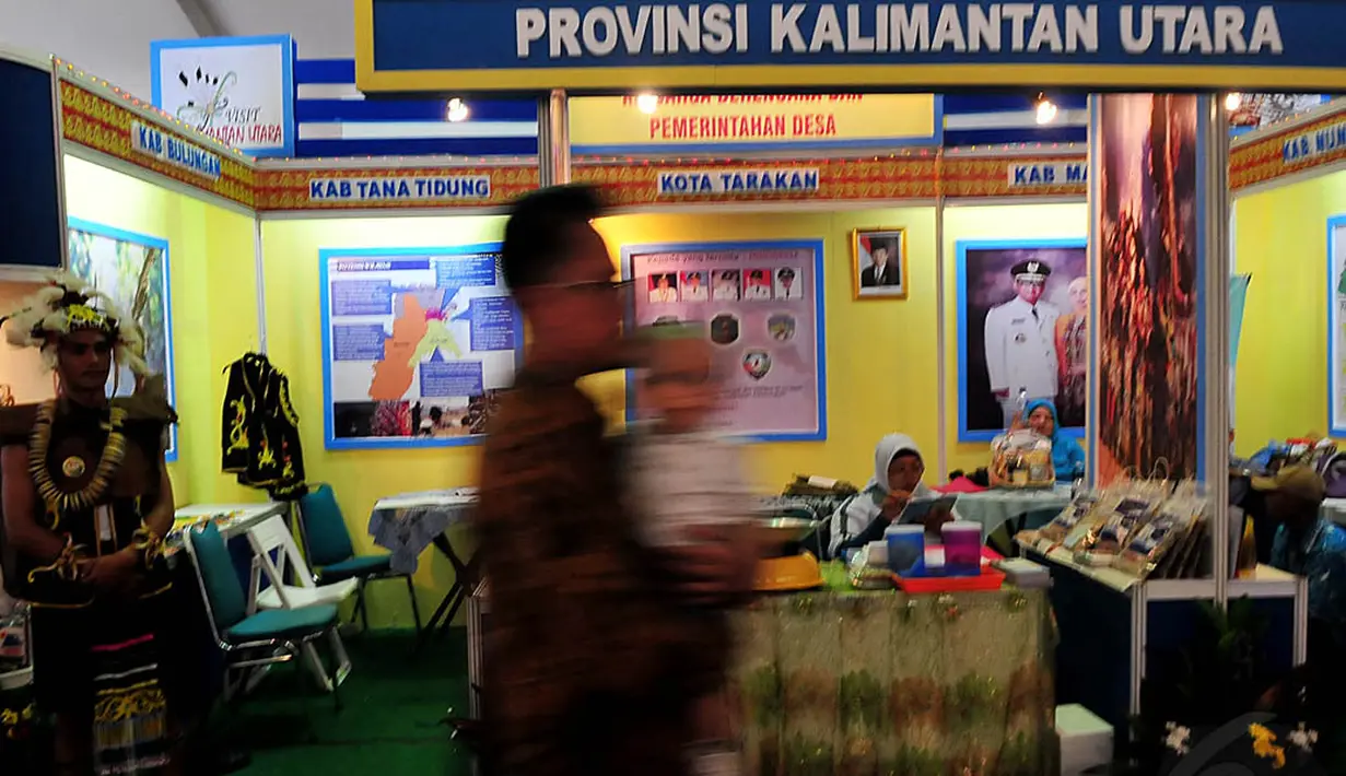 Dalam pameran ini, terdapat 150 stand yang diisi oleh produk-produk unggulan dari berbagai perwakilan desa-desa di seluruh Provinsi, Jakarta, Jumat (7/11/2014). (Liputan6.com/Johan Tallo)