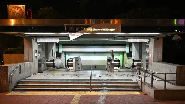Demonstran Bertopeng Rusak Stasiun MTR Hong Kong