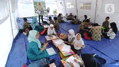 Murid SMP dan SMA Sekolah Khusus Assalam 01 melaksanakan ujian di tenda darurat halaman SKh Assalam 02, Ciater, Serpong, Tangerang Selatan, Selasa (3/12/2019). Sebanyak 84 murid penyandang tunarungu, tunawicara, dan tunagrahita terpaksa mengikuti ujian di tenda darutat. (merdeka.com/Arie Basuki)