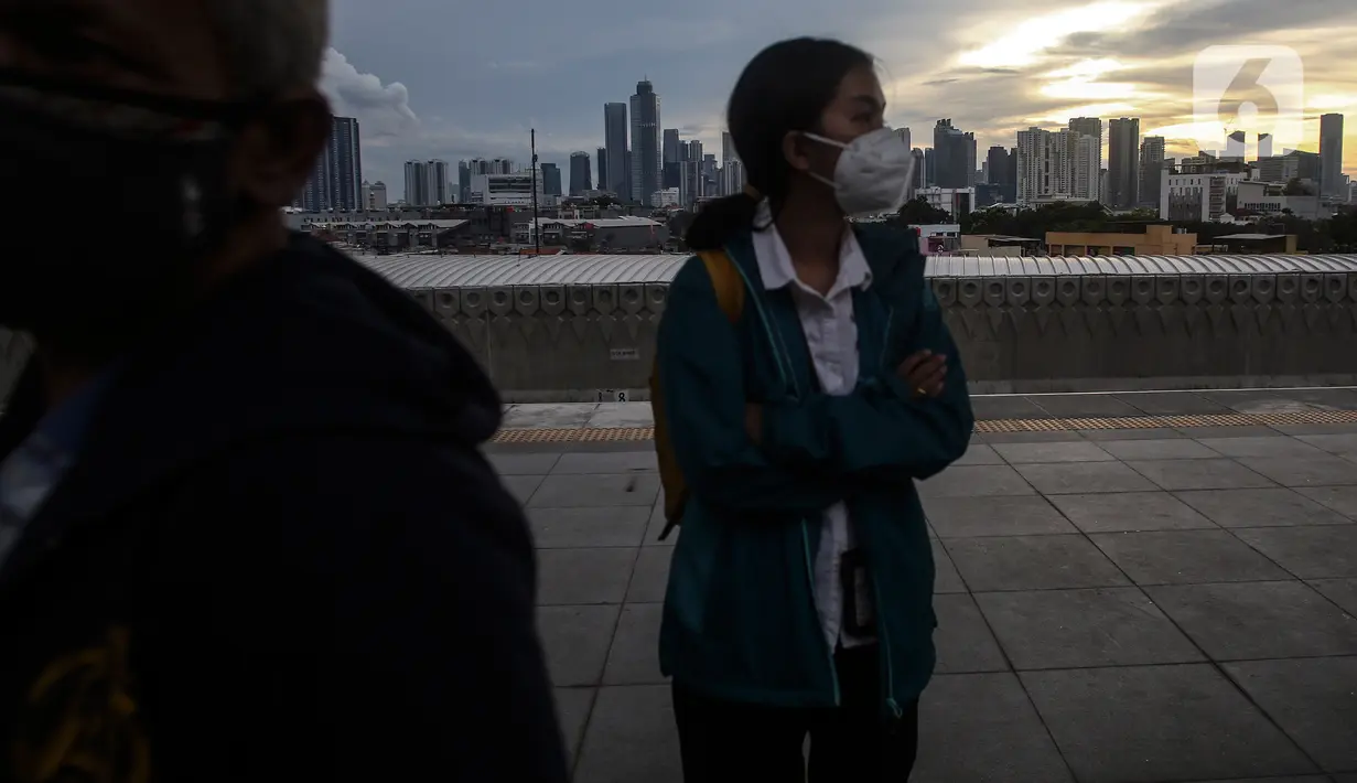Penumpang menunggu kereta saat jam pulang kantor, Jakarta, Rabu (17/11/2021). Pemerintah menyatakan status level PPKM di luar Jawa Bali tidak berubah dan masih mengkaji soal penanganan COVID-19 menjelang libur Natal dan Tahun Baru. (Liputan6.com/Johan Tallo)
