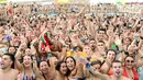 Ekspresi para pengunjung berjoget menikmati musik di dalam kolam Festival Arenal Sound di Pantai Burriana, Spanyol (2/8). Festival musik ini berlangsung sampai 7 Agustus 2017. (AFP Photo/Jose Jordan)