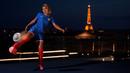 Pesepak bola putri Prancis, Grace Geyoro berpose di " Terrasse des Galeries Lafayette Paris Haussmann " dengan latar belakang Menara Eiffel di Paris, Prancis pada 5 Juni 2024, menjelang Olimpiade dan Paralimpiade Paris 2024. Galeries Lafayette Paris Haussmann adalah department store ikonik di Paris yang didirikan pada abad ke-19. (AFP/Stefano Rellandini)