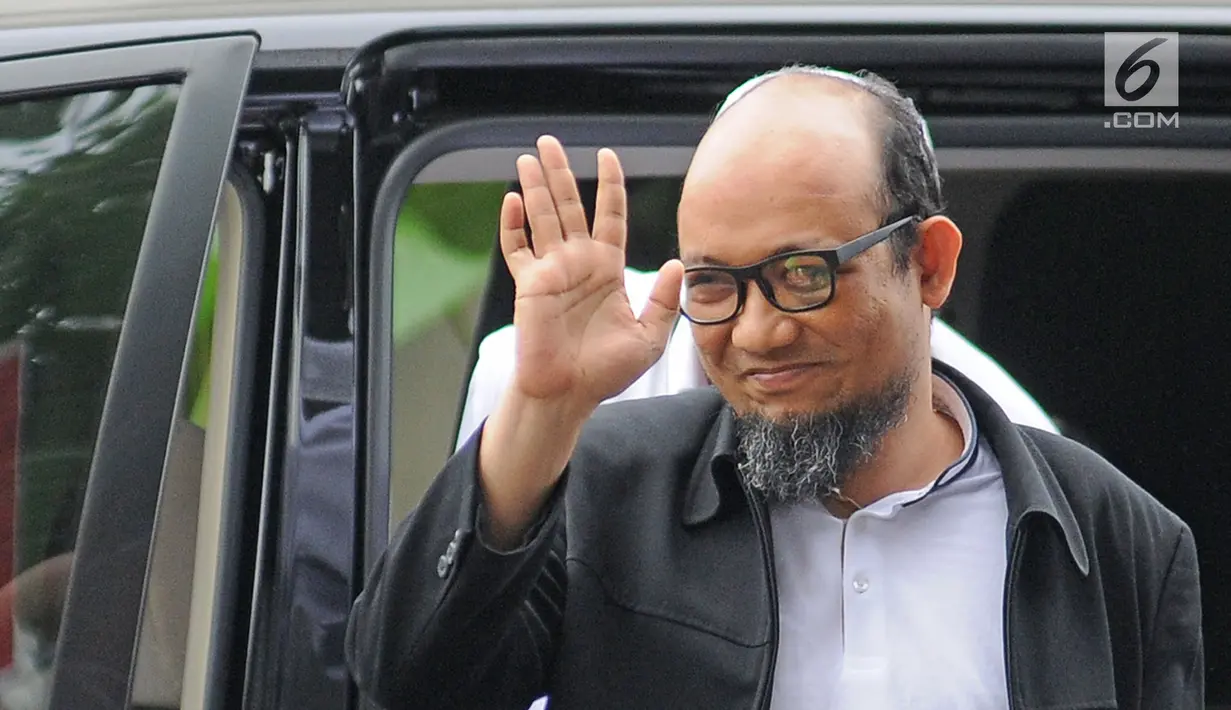 Penyidik senior KPK Novel Baswedan menyapa awak media saat tiba di gedung KPK, Jakarta, Kamis (22/2). Akibat insiden itu menyebabkan mata kiri Novel buta, sementara mata kanannya harus memakai lensa. (Liputan6.com/Herman Zakharia)
