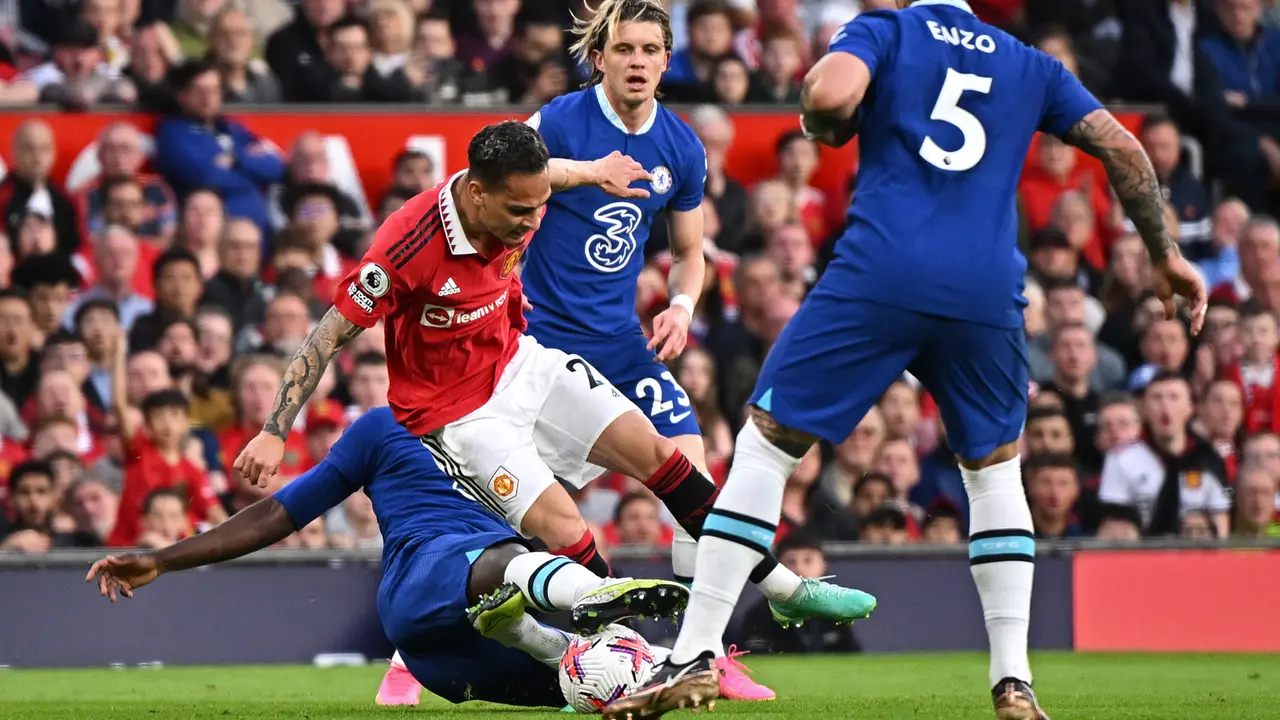 Foto: Detik-detik Antony Meringis Kesakitan Setelah di Tekel Pemain Chelsea dari Belakang