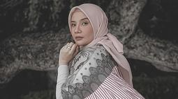 Gaya hijab Zaskia Sungkar sendiri terbilang cukup sederhana. Menggunakan hijab segiempat, Zaskia pun hanya mengikat kedua sisi hijab ke bagian belakang. (Liputan6.com/IG/@zaskiasungkar15)