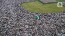 Ribuan massa menggelar salat subuh dan aksi solidaritas mendoakan Palestina yang masih digempur Israel. (Liputan6.com/Angga Yuniar)