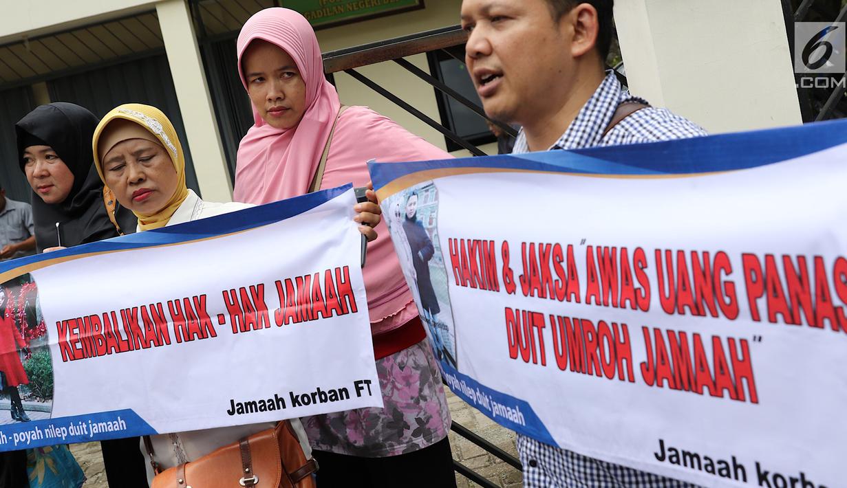 Korban dugaan penipuan First Travel menunjukkan spanduk di Pengadilan Negeri Depok, Jawa Barat, Senin (19/2). Selain itu Direktur First Travel Anniesa Hasibuan dan Direktur Keuangan First Travel Siti Nuraidah Hasibuan. (Liputan6.com/Immanuel Antonius)