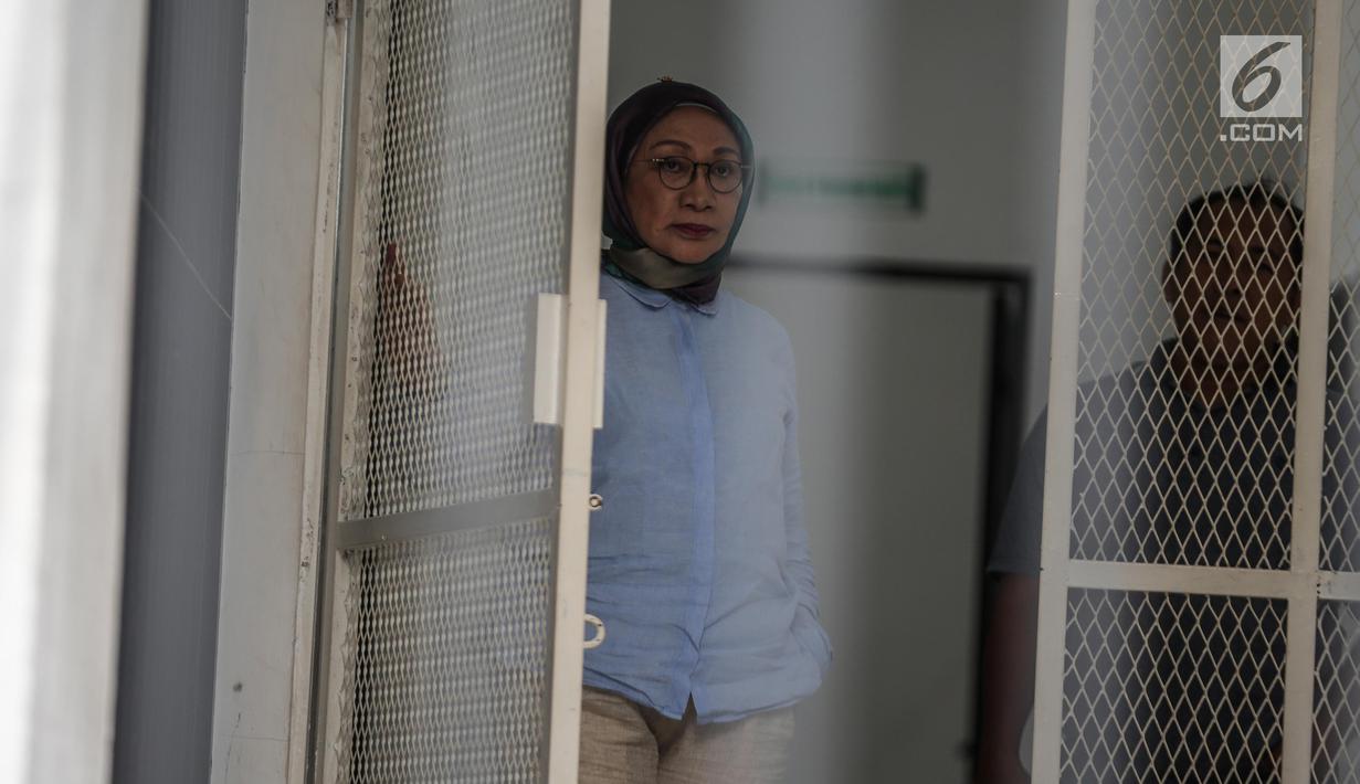 Terdakwa kasus dugaan penyebaran berita bohong atau hoaks Ratna Sarumpaet bersiap mengikuti sidang tuntutan di Pengadilan Negeri Jakarta Selatan, Selasa (28/5/2019). Jaksa penuntut umum menuntut Ratna Sarumpaet dengan hukuman 6 tahun penjara. (Liputan6.com/Faizal Fanani)