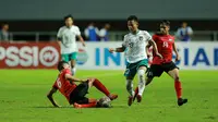 Pemain Timnas Indonesia U-17, Habil Abdillah Yafi&nbsp;(tengah) berusaha melewati hadangan pemain Timnas Palestina U-17 di laga Grup B Kualifikasi Piala Asia U-17 2023 yang berlangsung di Stadion Pakansari, Bogor, Jumat (7/10/2022). (Bola.com/M Iqbal Ichsan)