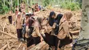 Tidak hanya rumah warga, jalan-jalan di Nagari Pelangai Gadang saat ini masih dipenuhi material yang terbawa arus saat kejadian banjir. (REZAN SOLEH/AFP)
