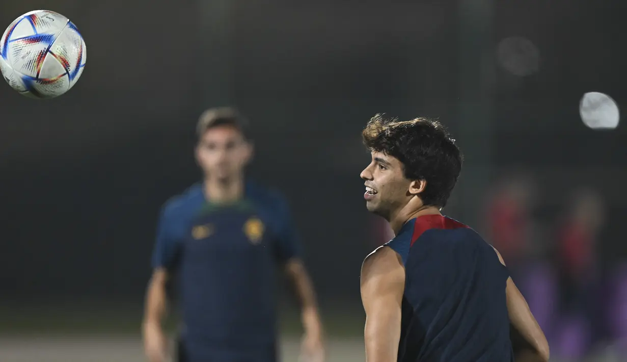 Penyerang Portugal, Joao Felix berusaha mengontrol bola selama sesi latihan di lokasi latihan Al Shahaniya SC, barat laut Doha pada 5 Desember 2022. Portugal akan menghadapi Swiss pada babak 16 besar Piala Dunia 2022 Qatar di Stadion Lusail Iconic, Rabu (7/12) dini hari WIB. (AFP/Patricia De Melo Moreira)
