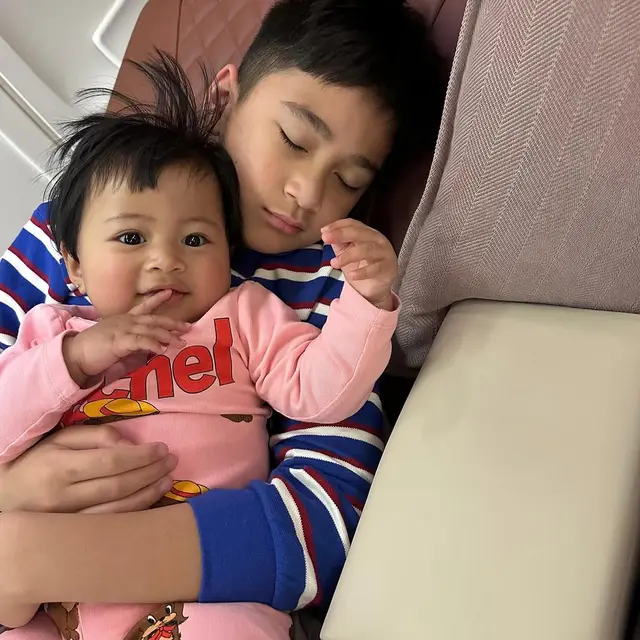 Momen Menggemaskan, Rafathar Gendong Lily