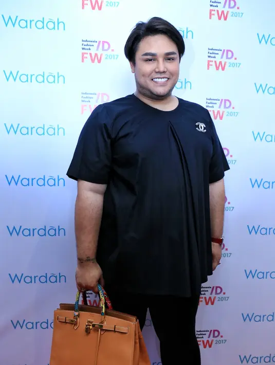 Menurut Ivan, janda satu anak asal Depok itu akan melepas masa jandanya pada bulan ini. Meski tak memberikan detailnya, ia mengaku bahwa pernikahan akan digelar sekitar tanggal 20 an. (Adrian Putra/Bintang.com)