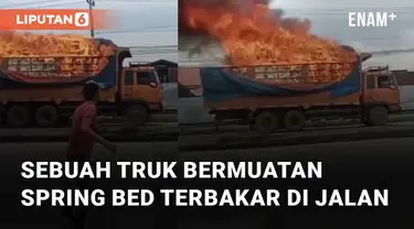 Sebuah truk fuso yang mengangkut muatan spring bed dan dua forklift terbakar