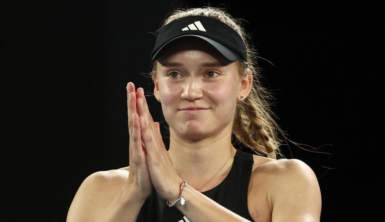 Petenis asal Kazakhstan, Elena Rybakina melemparkan senyuman kepada penonton setelah berhasil mengalahkan Jelena Ostapenko 6-2 6-4 dalam pertandingan perempat final Australia Open 2023, Selasa (24/1/2023). (AFP/David Gray)