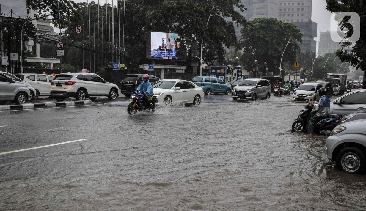 FOTO: Hujan Deras, Jalan Medan Merdeka Timur Tergenang Air ...
