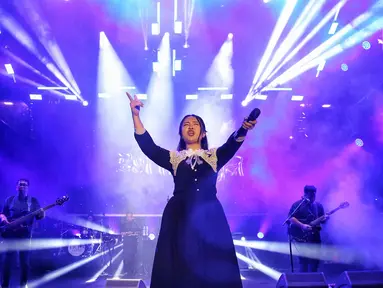 Penyanyi Bernadya saat memeriahkan KapanLagi Buka Bareng BRI Festival 2025 di Plaza Parkir Timur Gelora Bung Karno, Senayan, Jakarta, Sabtu (15/3/2025). (Liputan6.com/Angga Yuniar)